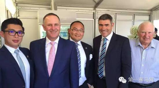 　　（从左到右）麒麟马业首席运营官区俊，新西兰总理约翰。基先生（John Key），麒麟马业新西兰区域经理傅天一先生，新西兰农业部部长兼赛马产业部部长南森。盖伊先生（Nathan Guy），以及新西兰纯血马公司创始人Peter Vela爵士