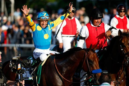 骑手维克多·埃斯皮诺萨欢呼胜利