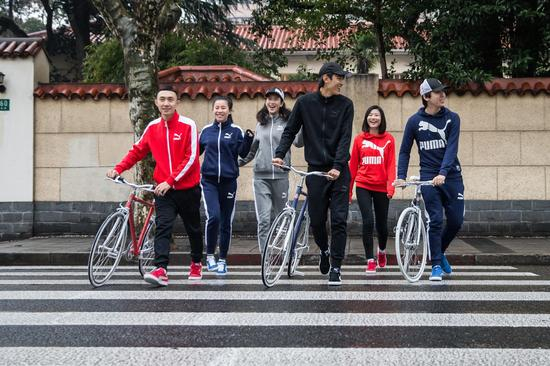 潮流达人抵达复古骑行终点