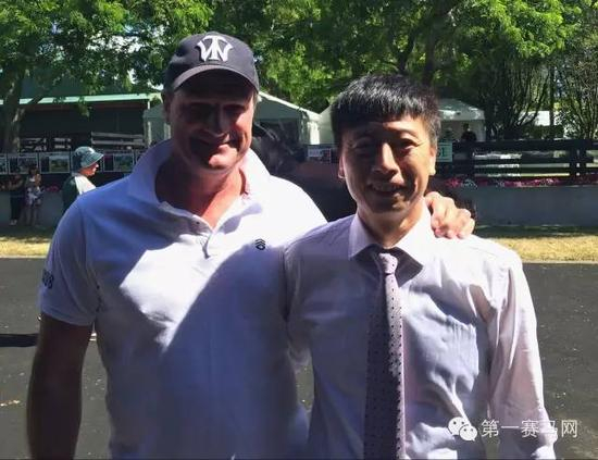 　　2015墨尔本杯冠军“彭城贵冑” （Prince of Penzance）的练马师韦尔和（Darren Weir）（左）与山西玉龙马业董事长张月胜（右），张月胜名下多匹征战澳洲的赛驹都在他的马房受训