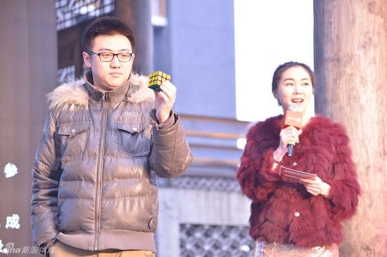 孙虹烨单手拧魔方