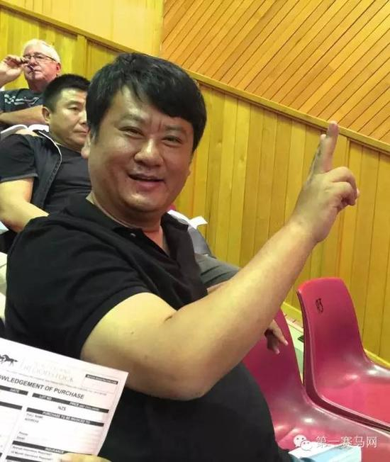 莱德马业董事长郎林拿下目标马匹后高兴地举起胜利手势
