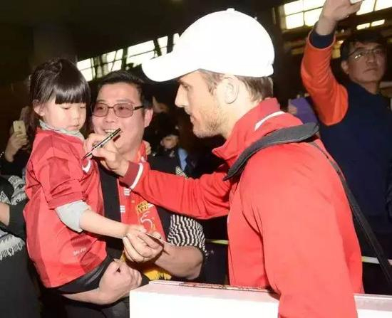 “希望在我的足球生涯中，只为一家中国球队效力。”海森将回到老东家瑞典哥德堡队。