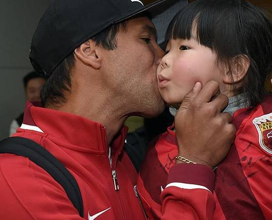 非常喜欢中国，也熟悉这里的球迷，希望可以留在这里。”达维也在自己微博中说道：自从我第一天加盟上海上港，我就感受到了球迷对我的支持和爱护，十分感谢你们！谢谢你们给我的爱，我会永远铭记心间！