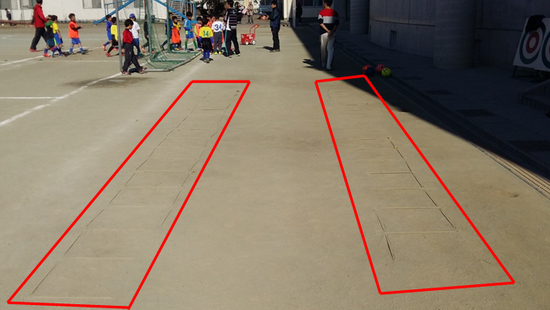 场边埋在土地里的绳梯（为了方便大家看清楚，我在电脑上用红色线条标识出来）