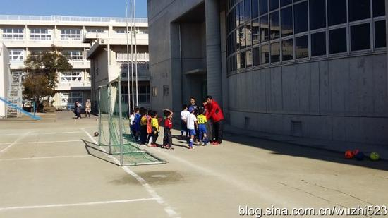 训练结束后，孩子们排队逐一和教练员鞠躬和握手致谢