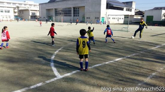 一、二年级的男孩和女孩混编在一起进行小场对抗比赛