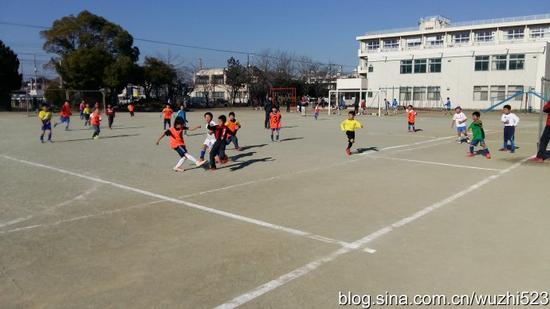 年龄稍大的小队员进行半场比赛