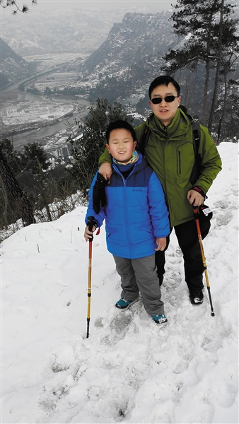 毛瀚棋，小学四年级，寒假中和父亲毛先生一起雪山徒步15公里
