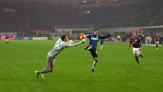 唐纳鲁马击球瞬间