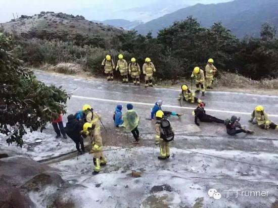 　　（港百遭遇寒潮袭击，被迫提前关门。多名运动员和香港市民被困，幸亏有消防员的及时救助。图片来自网络、朋友圈。）