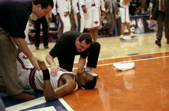 尤因在99年对阵步行者的系列赛第二场受伤