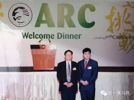 1999年，陈彼德（右一）代表中国出席第26届澳门赛马会议