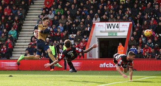 厄齐尔爆射破门