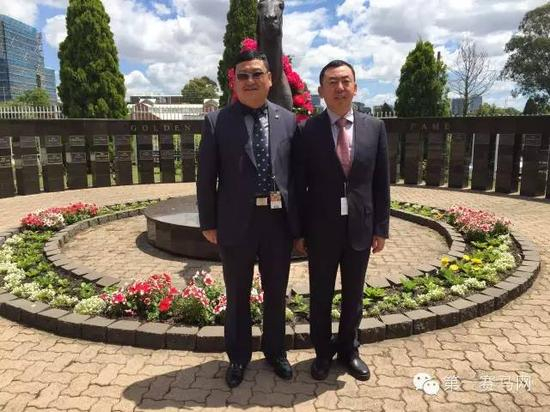 赵志恒（左）与大马主安志强2015年在悉尼玫瑰岗赛马场