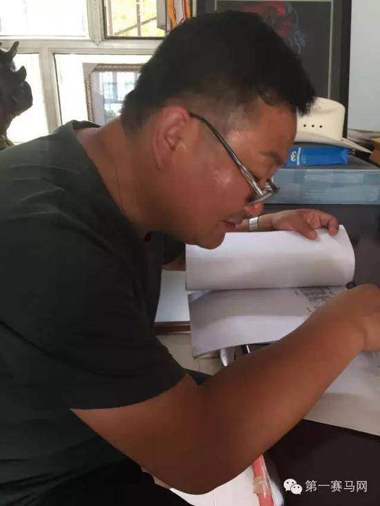 中国著名纯血马血统研究专家赵志恒在钻研血统知识