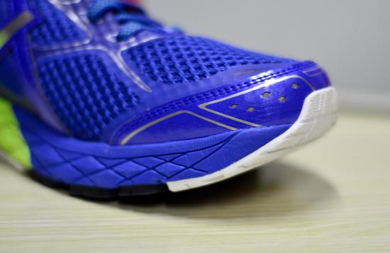 鞋头抬高设计。