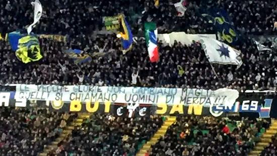 国米球迷横幅表达对罗纳尔多的怨念：“老的传奇不会更换自己球衣。”