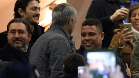 穆里尼奥走过大罗面前