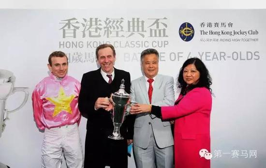 香港经典杯冠军“首饰太阳”的马主及骑练于赛后接受访问并一同分享胜利喜悦。
