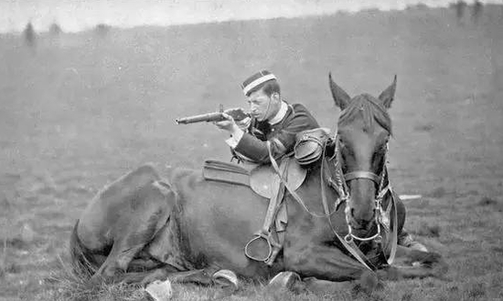 战场上，战马常被用做移动的战壕。