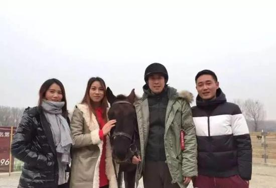 王千源与工作人员合影