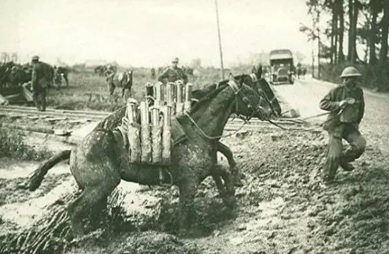 战场上，常常满地泥潭。