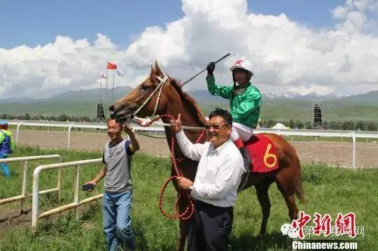 　　2015全国速度赛马公开赛那拉提站，新疆恒信马业俱乐部获得4个冠军，成为最大赢家。赛后新疆恒信马业俱乐部董事长赵志恒拉头马。（via。中新网）