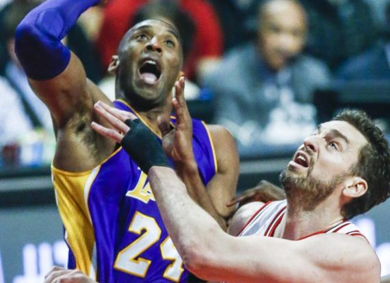 科比含泪与加索尔拥抱告别 心都看碎了(gif)