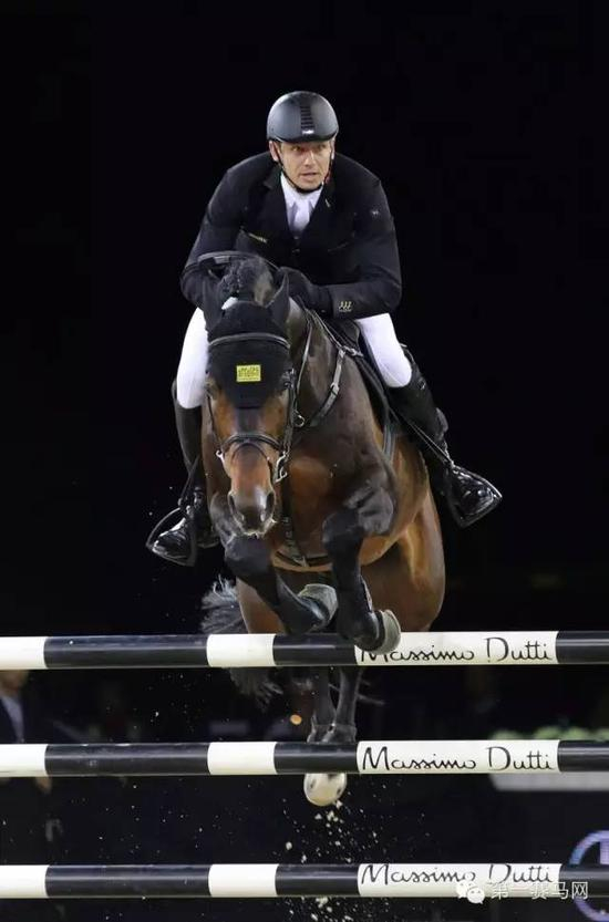 　　赛事中最高级别的“浪琴表马术大奖赛”昨日压轴上演，最后由德国骑手Marco Kutscher赢得锦标。（via.HKJC）