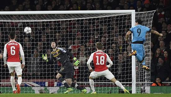 苏亚雷斯近距离头球顶偏