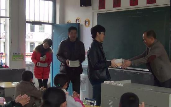 柯洁等捐赠教材