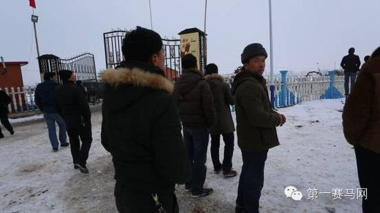 意兴阑珊的围观群众