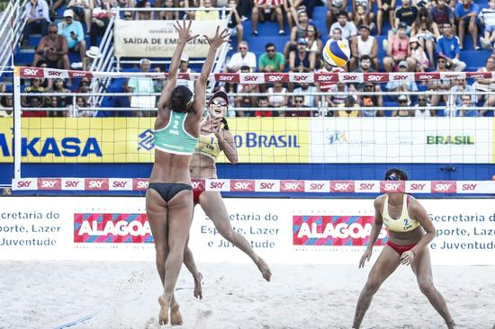 王凡在比赛中扣球