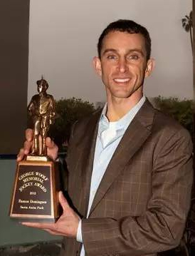 委内瑞拉骑师杜明格（Ramon Dominguez）在2012年获得该奖时与奖杯的合影。