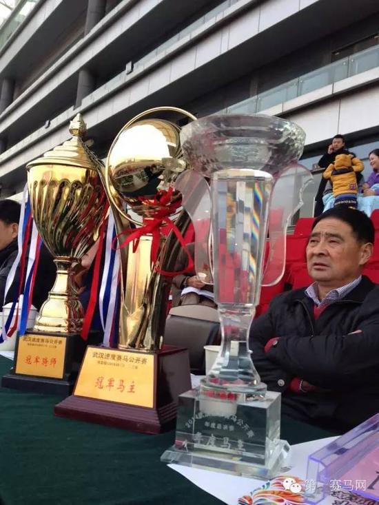“红牡丹”荣获“2014年度马王”，冯志国荣获“冠军马主”，张剑获封“冠军骑师”