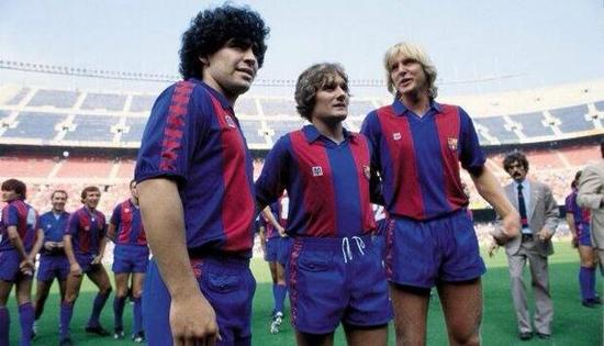 左起：马拉多纳、阿兰-西蒙森和舒斯特尔