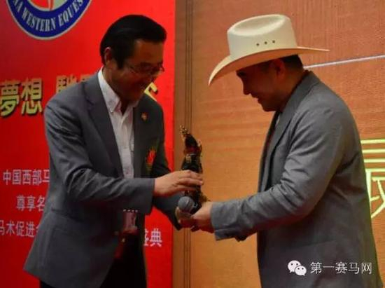西部马术促进会理事王修山（左）为主持人武强（右）颁奖