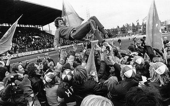 夺冠后，霍奇森被高高抛起