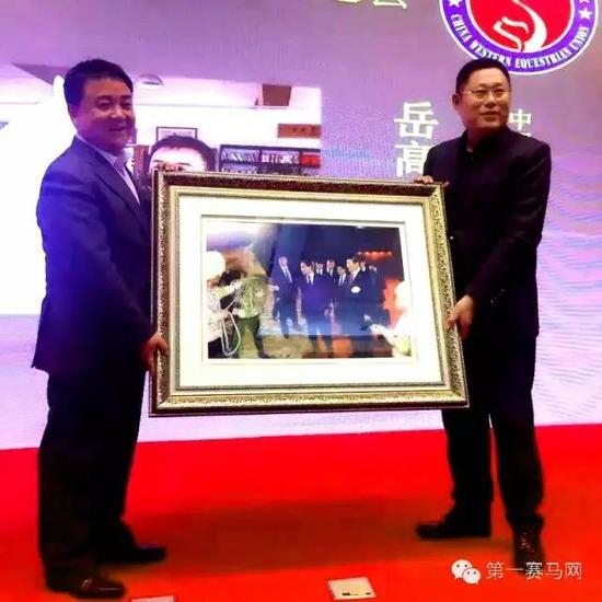 中国马业协会秘书长岳高峰向西促会会长于瑞宗赠送礼物