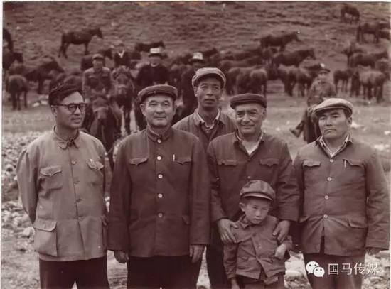 　　△ 本文部分照片由已故马学专家赵天佐先生提供。图为赵天佐先生（左一）在伊犁昭苏种马场参加伊犁马育种工作