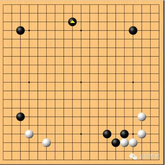 　　先看第13手。右下先虎之后脱先中国流，这又是“职业棋谱中从未出现过的布局”。看到这一步，李世石站起来，出去抽了根烟。