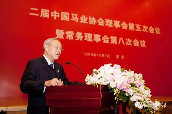 　　△ 2013年中国马业协会二届第五次会议暨常务理事会第八次会议，广东深圳。图为时任理事长吴长信先生。
