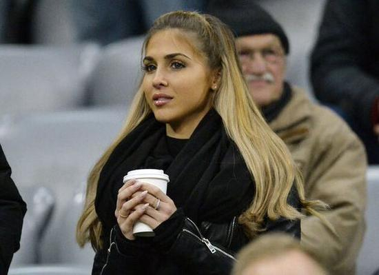 格策女友博梅尔看台助威