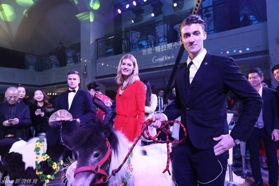 外籍模特牵小马入场与来宾互动