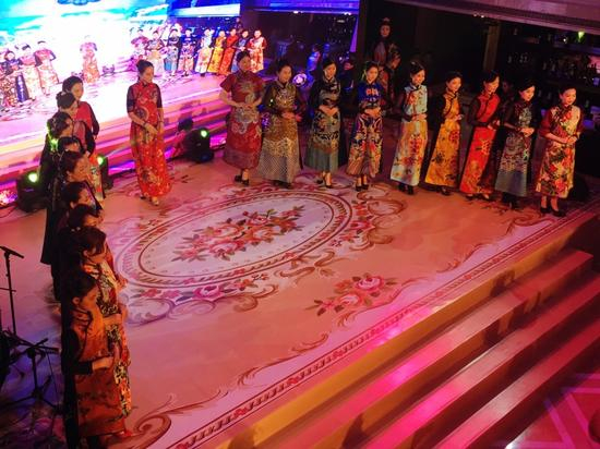 　　中国旗袍总会的女士们身穿传统京派旗袍为大家呈现一场精彩、优雅的旗袍走秀，观众们感受到深蕴的东方女性之美