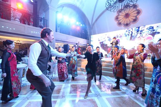 舞会开始，由外籍舞蹈老师教大家跳Swing Dance