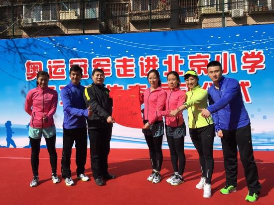 和北京小学校长李明新一起。