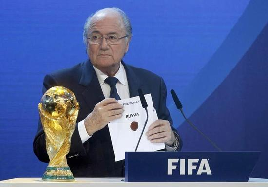 国际足联主席布拉特在揭晓仪式上宣布2018年世界杯举办地