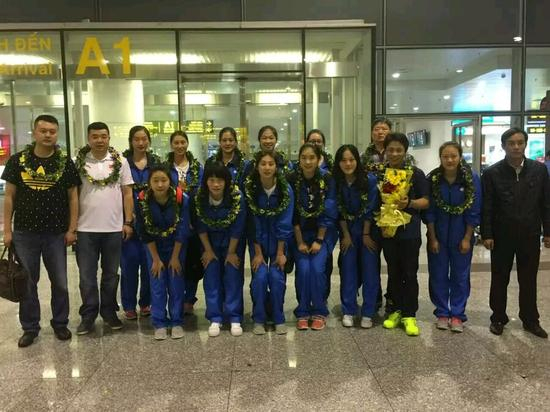 江苏青年女排到达越南河内机场